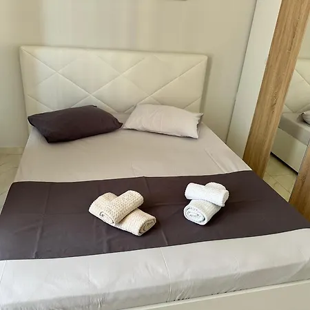 Luxury With Parking Apartament *